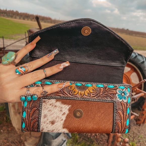 Tooled Leather and Cowhide Clasp Large Womens Western Fashion Wallet - Picture 4 of 4